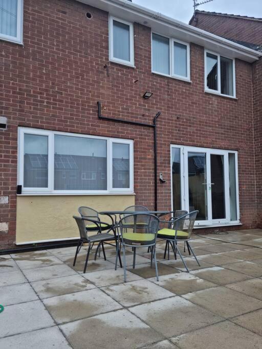 5 Bedroom House - Cheshire Oaks Ellesmere Port Extérieur photo