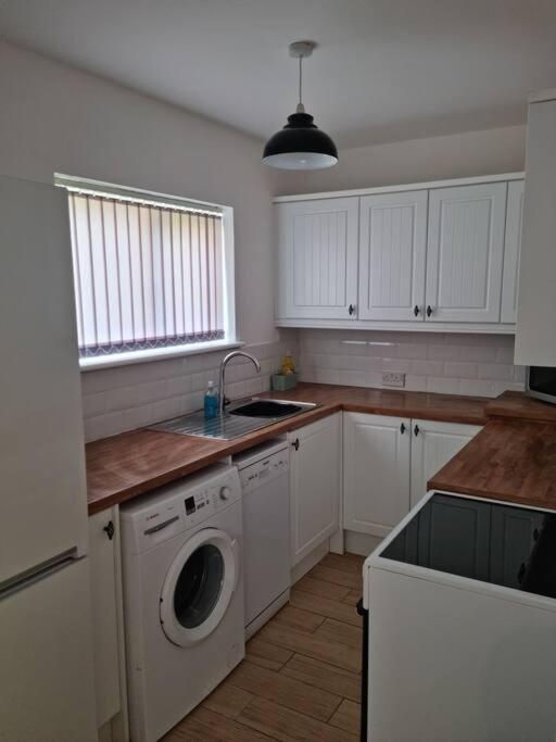 5 Bedroom House - Cheshire Oaks Ellesmere Port Extérieur photo